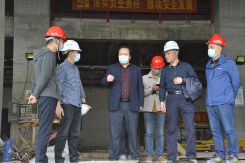 在视察发热门诊改造扩建项目工地时,肖玉坤仔细询问工